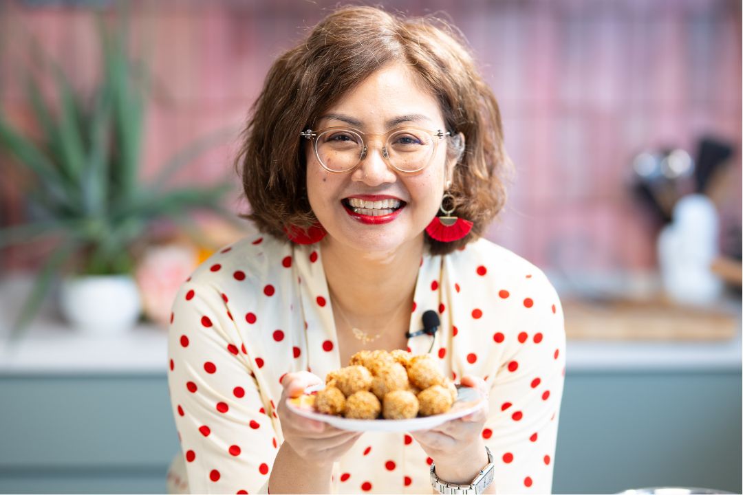 Golden Sweet Potato Balls with Sesame (黄金番薯芝麻球)