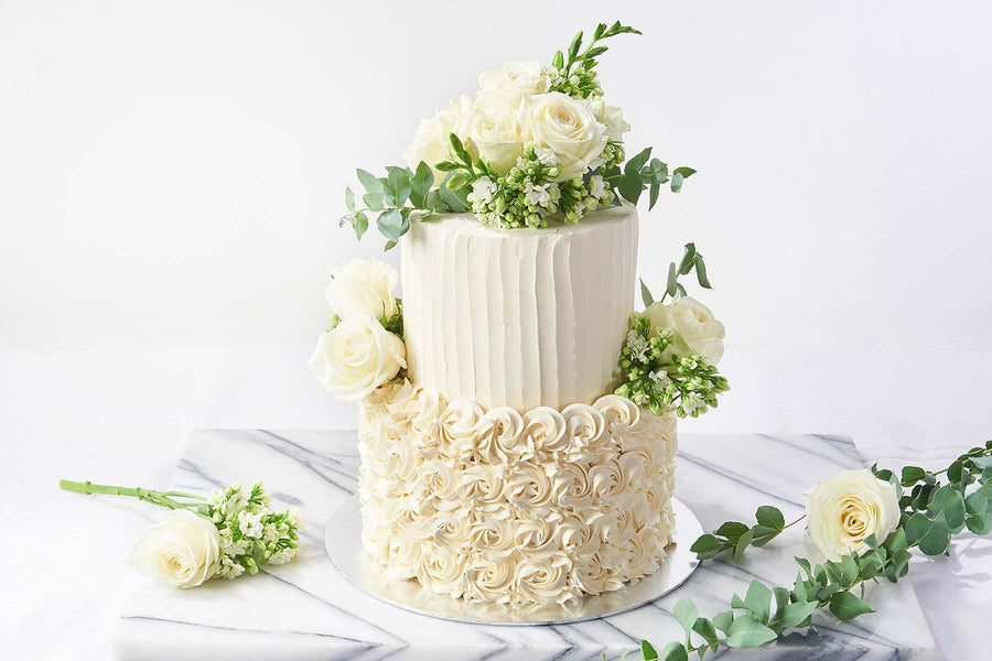 Planning a wedding? Discover our bespoke wedding cakes